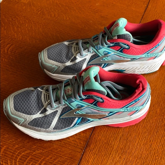 Brooks running shoe - Picture 2 of 6